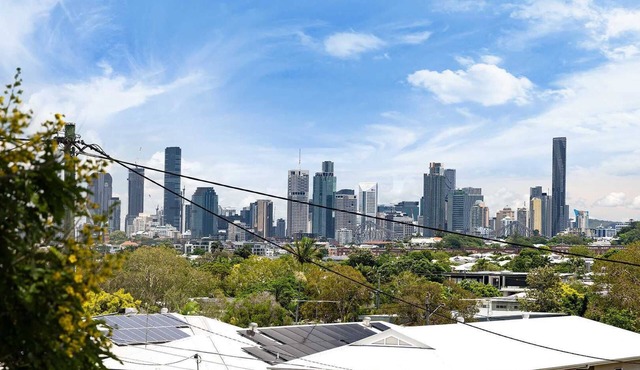 Bulimba Pool Home|City Skyline Views|Pet Friendly