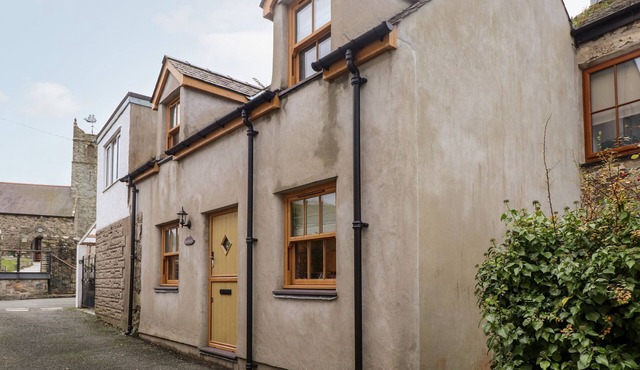 BULL BACH (OLD SMITHY), pet friendly, with a garden in Nefyn