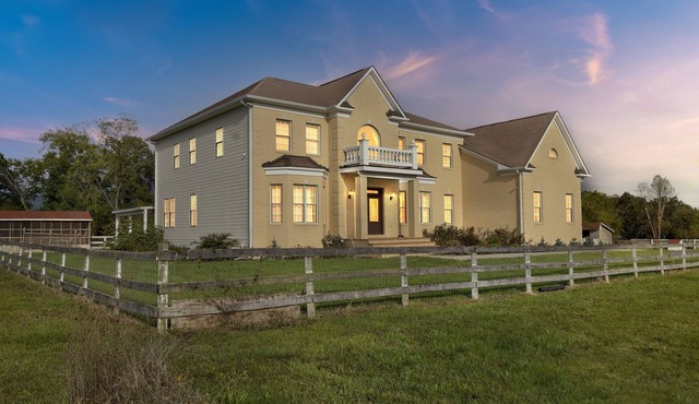 Bull Run Estate: Luxury Retreat w/Scenic Views by RedAwning