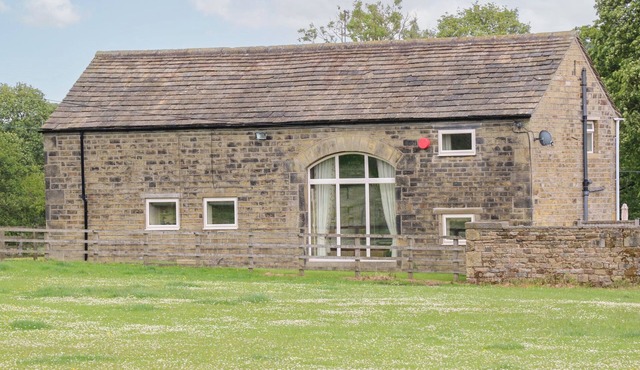 BULLACE BARN, pet friendly, with a garden in Millhouse Green