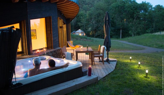 Bulle de Bois, écolodge insolite avec spa privatif au milieu des volcans - Bulles d'Herbe