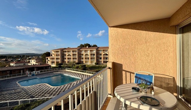 Bulle de Thau, pool and pine grove