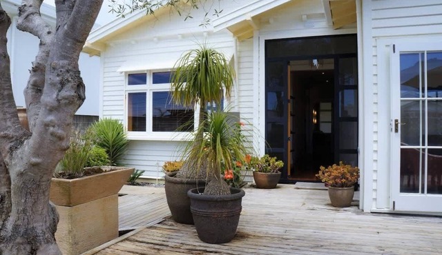 Buller Bungalow: Coastal Charm in New Plymouth