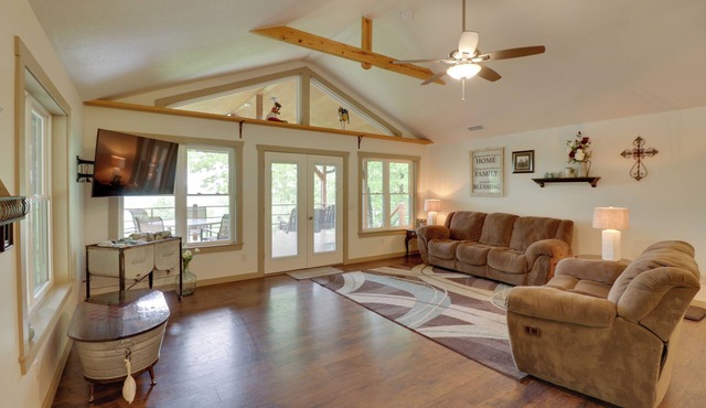 'Bullfrog Bluff' Mountain View Cabin w/Deck!