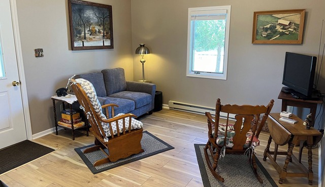 Bullfrog Bunkhouse 2-bedroom cabin near Evart at Hicks Lake