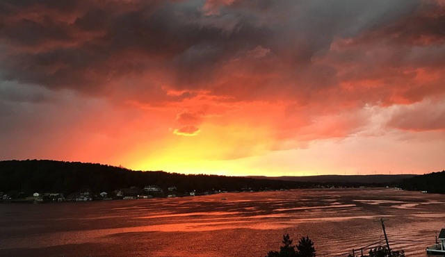 BullFrog cottage, Harveys Lake, PA - Spectacular lakefront presence and view!