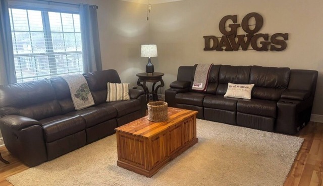 Bully's Retreat is a charming 2-bedroom apartment in vibrant Starkville