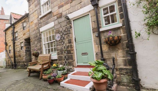 BULMERS COTTAGE, pet friendly, character holiday cottage in Staithes