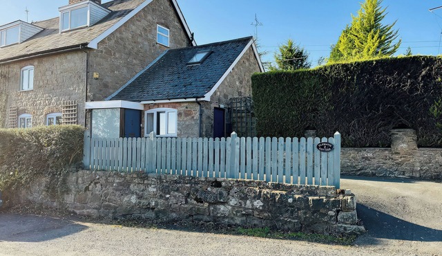 BUMBLE BEE AT 2 CLEMATIS COTTAGE, pet friendly in Clee Hill