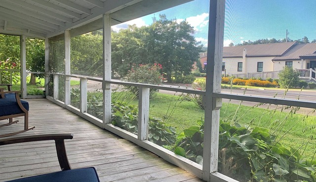 Bumble Bee Cottage downtown historic Ellijay walk to dinner and much more