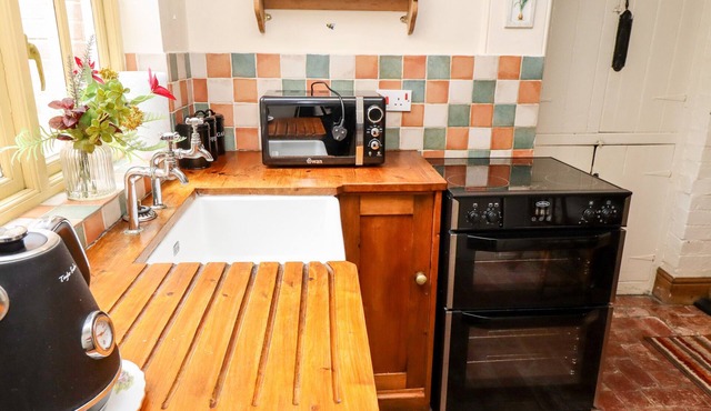 BUMBLE BEE COTTAGE, pet friendly, character holiday cottage in Alford