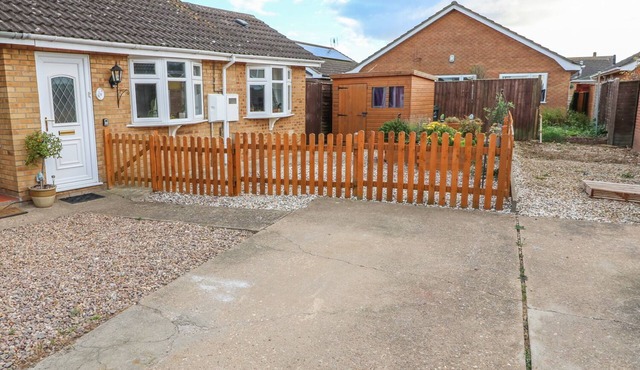 BUMBLE BEE COTTAGE, pet friendly, with a garden in Skegness
