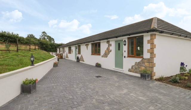 BUMBLE BEE RETREAT, pet friendly, with a garden in Tytherleigh
