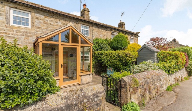 BUMBLE COTTAGE, pet friendly, luxury holiday cottage in Darley