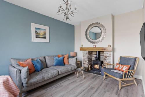 Bumble Cottage, Torcross - Heart of Torcross - Log burner - Ley views