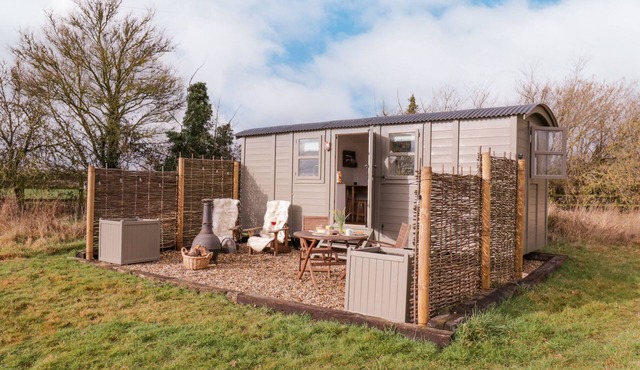 BUMBLE'S RETREAT, pet friendly, with a garden in Bury St Edmunds
