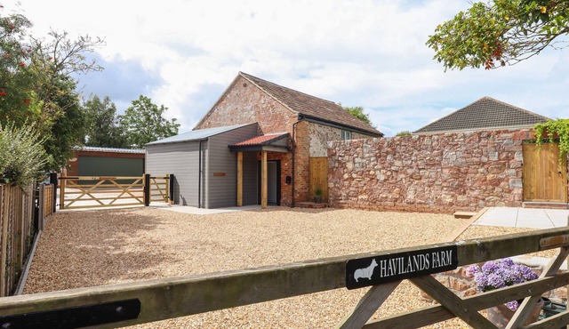 BUMBLEBEE COTTAGE, family friendly, with a garden in Bradford-On-Tone