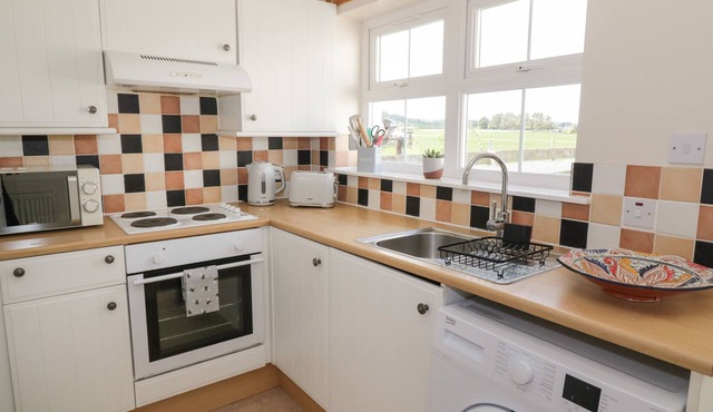 BUMBLEBEE COTTAGE, family friendly, with a garden in Sandhead