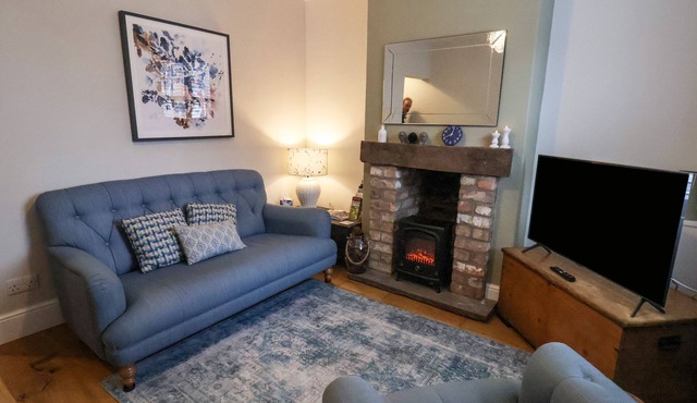 BUMBLEBEE COTTAGE, pet friendly, with a garden in Beverley