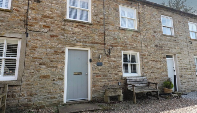BUMBLEBEE COTTAGE, pet friendly, with open fire in Aysgarth