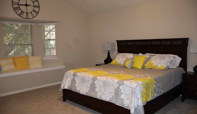 Bumblebee Décor, 4 King Beds, near Bush/IAH Airport