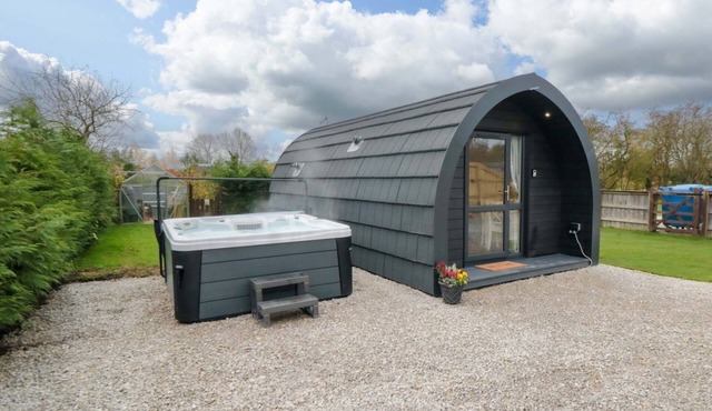 BUMBLEBEE GLAMPING POD, pet friendly, with hot tub in Thornton Dale