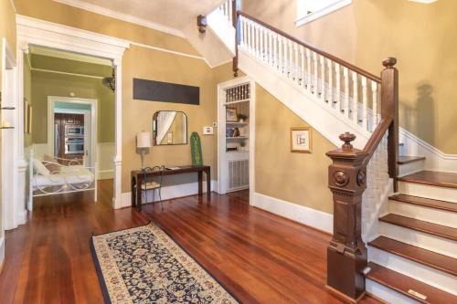 Bumblebee Mansion w Tiny Home Historic Modern