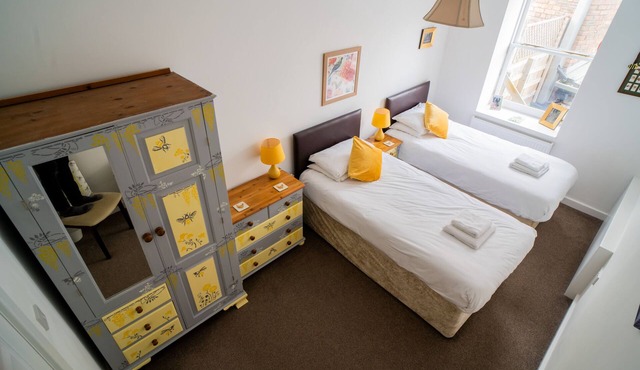 Bumblebee, pet friendly apartment in New Mills