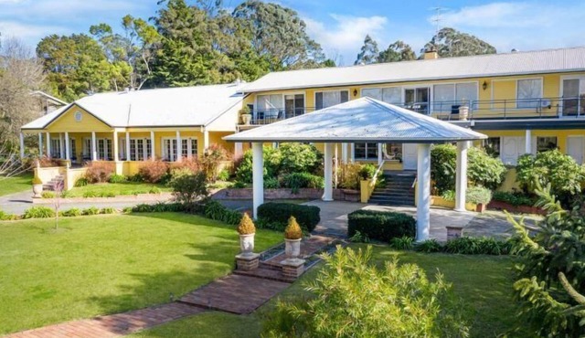 Bundanoon Lodge - Stay at this beautiful property where you and your family and friends can enjoy quality time in the NSW Southern Highlands