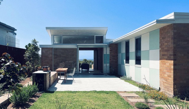 Bundeena Bush + Bird House. Full frontage to the Royal National Park.