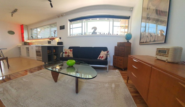 Bundeena Funky Flat. Close to everything Bundeena has to offer.