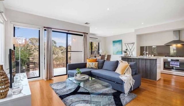 Bundoora Family Home near Uni Hill