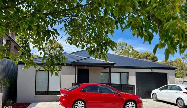 Bundoora Modern 1 queen bed private bathroom