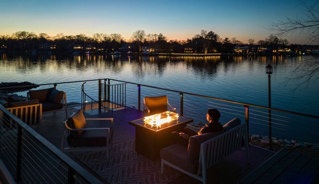 Bung-a-flo Tiny Bohemian Designed Floating Home w/360 Waterfront Views