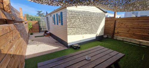 Bungalow entre oliviers et pins, -10mn de la plage