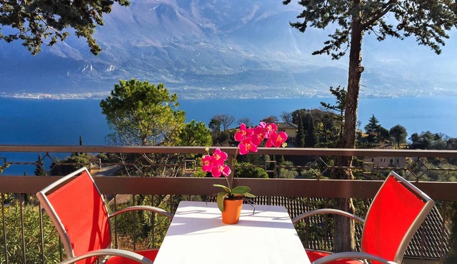 Bungalow for exclusive use with unobstructed lake view and shared use of the pool