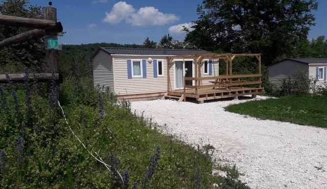 Bungalow 1: Lakes 800m and Cascades 2km away