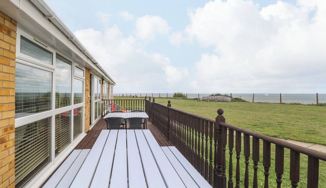 BUNGALOW 14, pet friendly, with pool in Corton