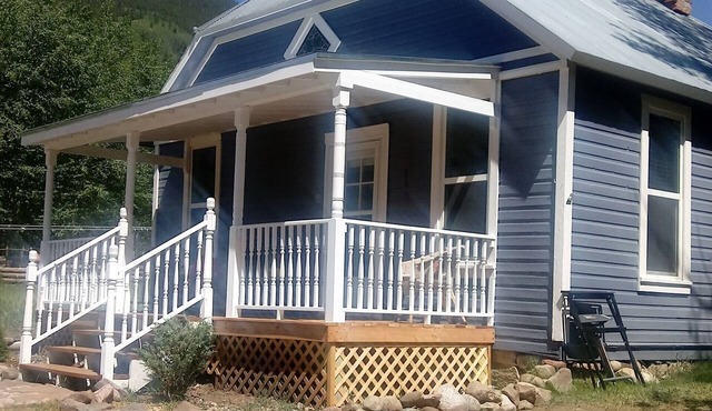 Bungalow 1880's with Stunning views of Colorado's fourteeners and pet friendly