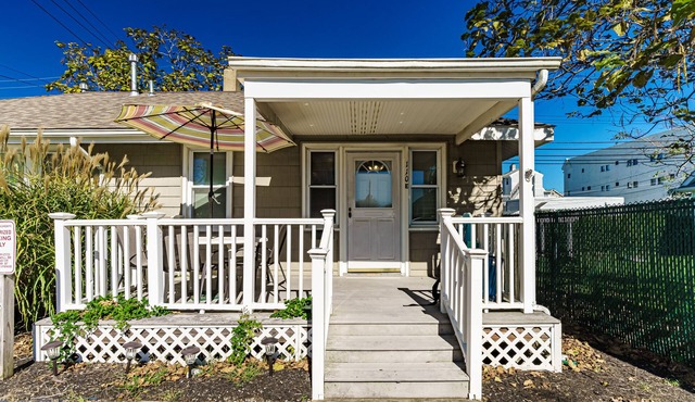 Bungalow 4 HOUSES to BEACH! 4 beach passes, chairs, towels, umbrellas included