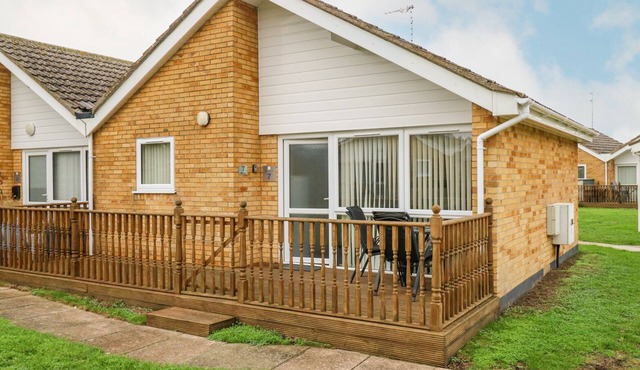 BUNGALOW 7, pet friendly, country holiday cottage in Corton