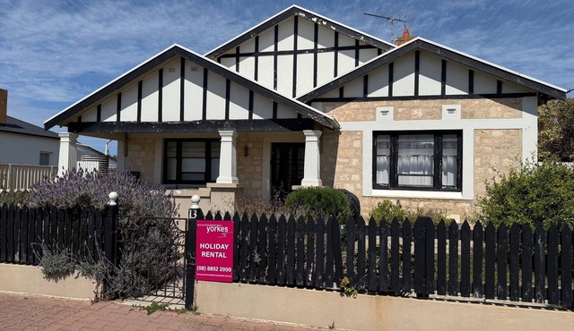 Bungalow at the Beach - Esplanade position! Excellent sea views!