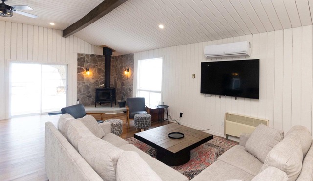 Bungalow by the Bay! Spot on Wellers Bay - PEC