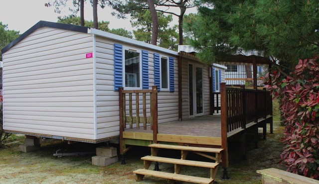 Bungalow 'Camping 4 À 8 Personnes' with Private Terrace and Air Conditioning