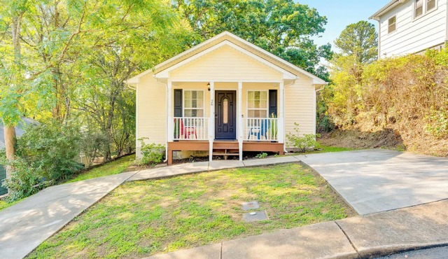 Bungalow Charmer with private Hot Tub!