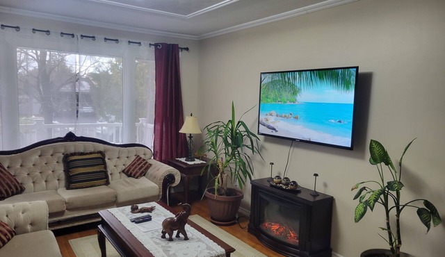 Bungalow close to downtown with 3 parking , 9 min from the airport