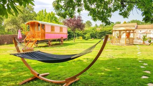 Bungalow cosy à Bussac-Forêt avec piscine partagée 15 m²