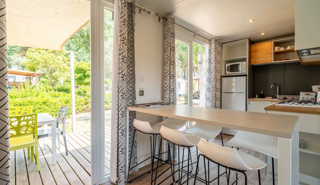 Bungalow 'Dans Camping 5 Étoiles' with Shared Pool, Wi-Fi and Air Conditioning