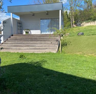 Bungalow dans le jardin