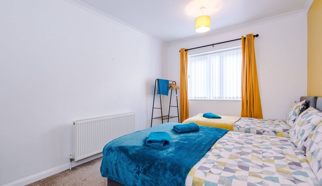 Bungalow/detached/Spacious/pool table/Driveway